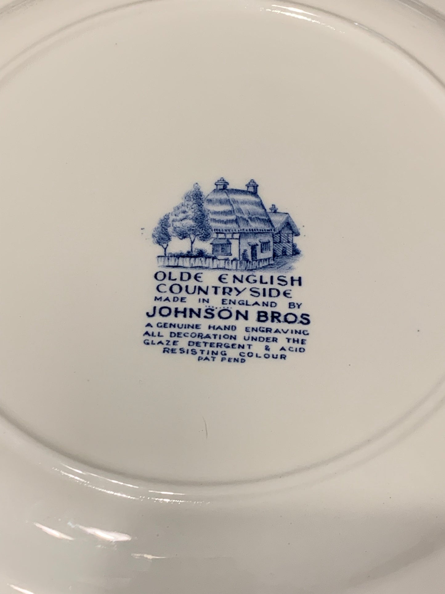 Vintage Johnson Bros Old English serving plate in blue and white porcelain, 32 cm diameter, with hand-painted countryside scene.