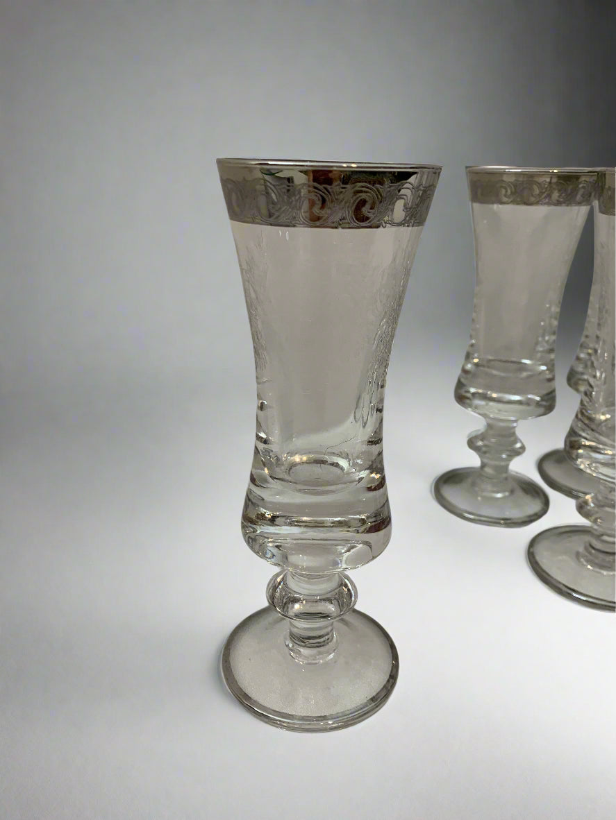 Set of 12 vintage Murano Medici crystal goblets with faceted design and silver rim, Italian-made, 17 cm tall, 1960s/70s vintage barware.