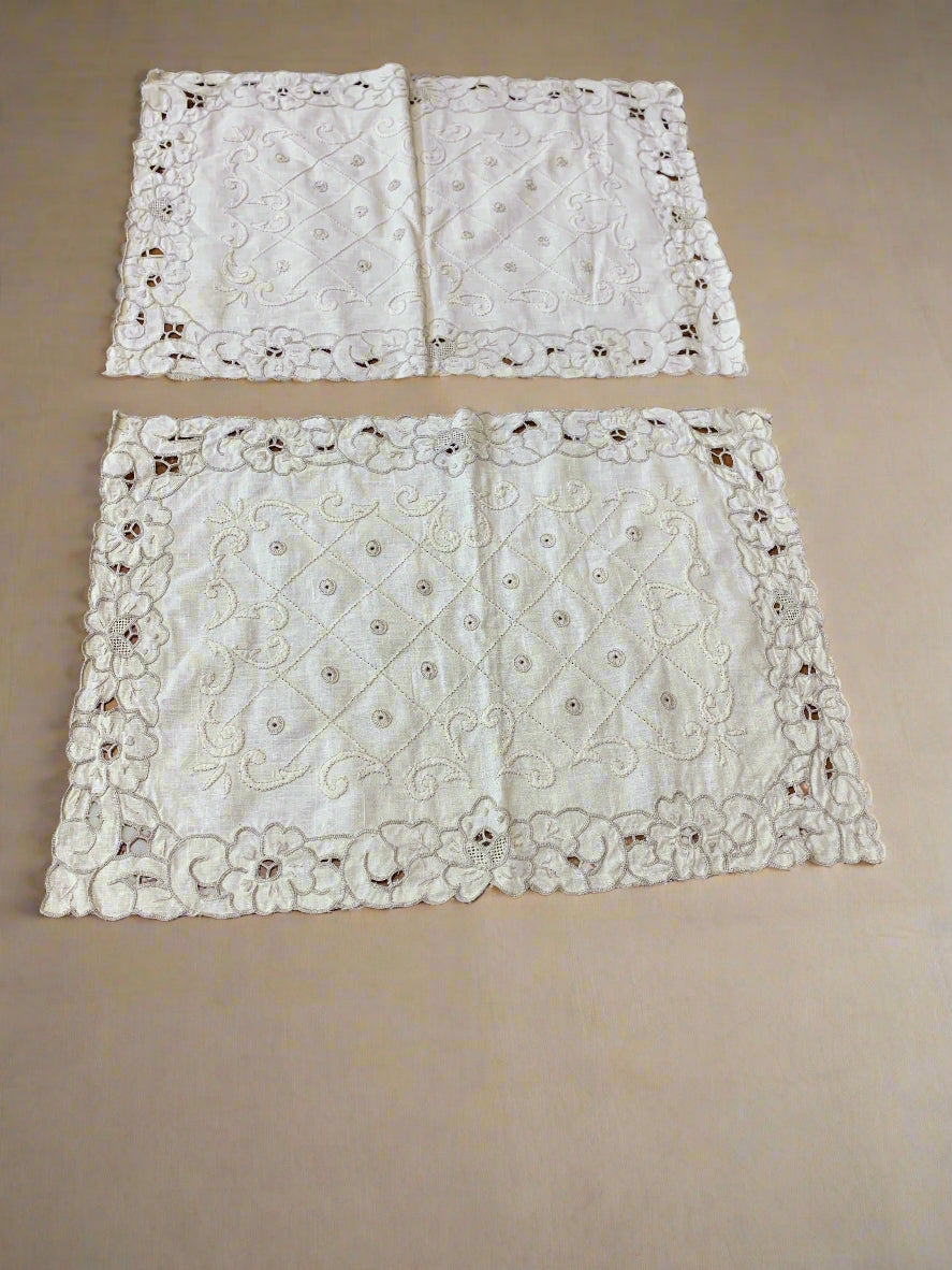 Pair of beige vintage embroidered doilies with floral intarsia design – rectangular 32 x 44 cm – in perfect condition for classic home decor.