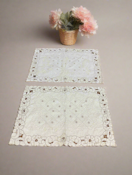 Pair of beige vintage embroidered doilies with floral intarsia design – rectangular 32 x 44 cm – in perfect condition for classic home decor.