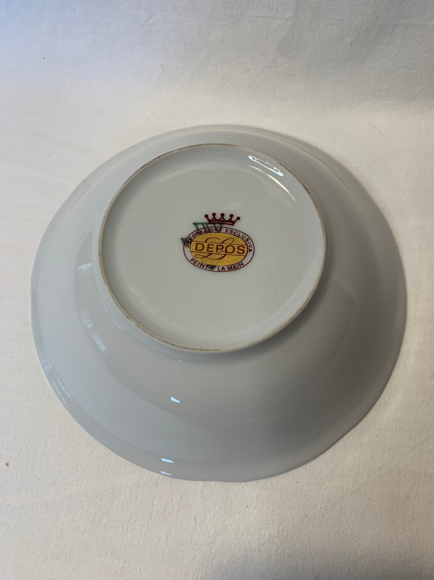 Vintage porcelain bowl with hand-painted floral design and 24K gold trim, 16 cm diameter – collectible and decorative tableware in perfect condition.