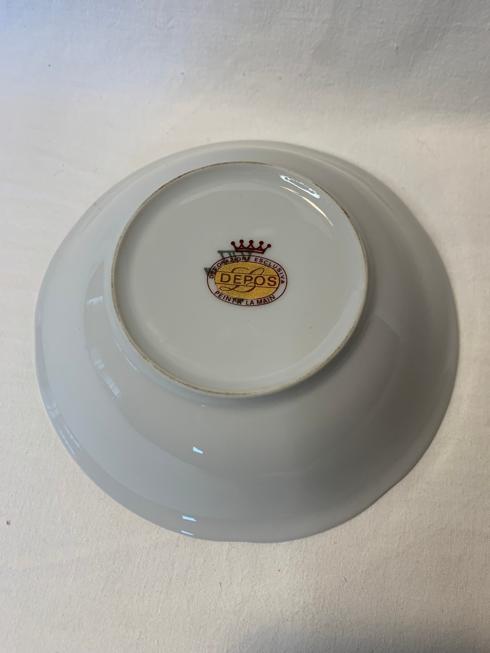 Vintage porcelain bowl with hand-painted floral design and 24K gold trim, 16 cm diameter – collectible and decorative tableware in perfect condition.