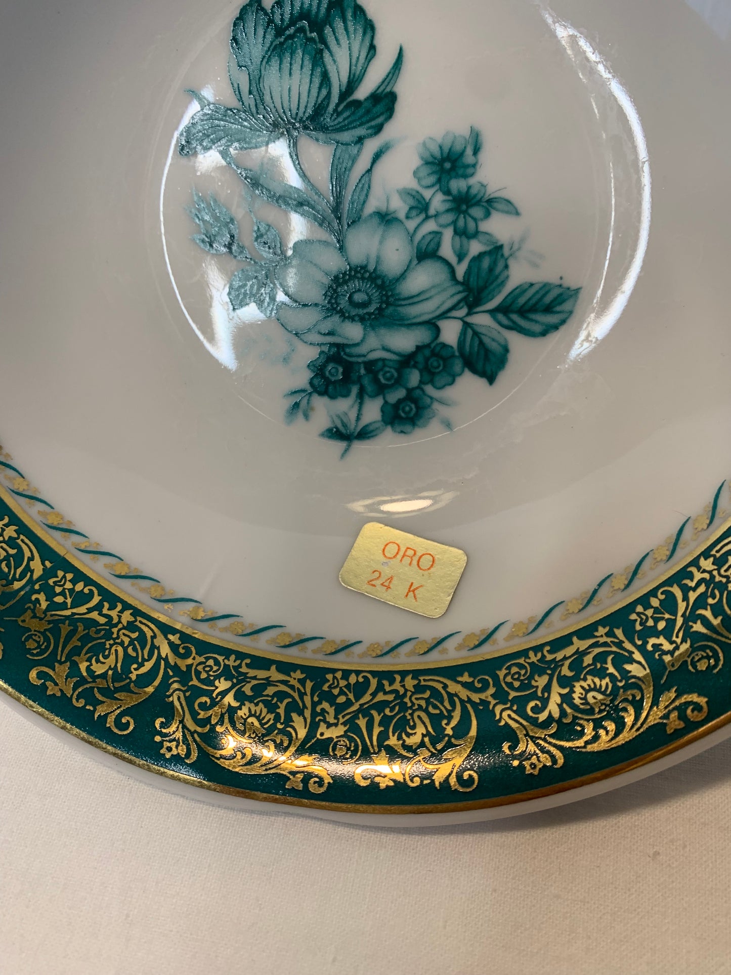 Vintage porcelain bowl with hand-painted floral design and 24K gold trim, 16 cm diameter – collectible and decorative tableware in perfect condition.