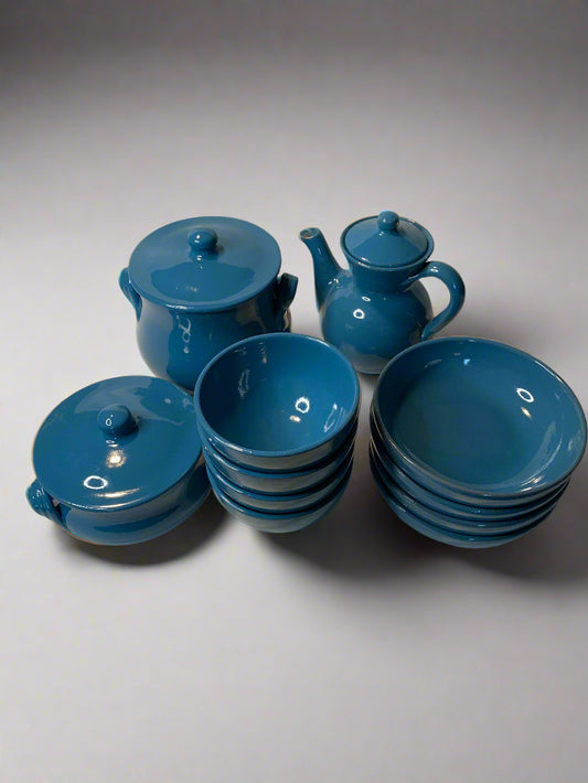Vintage Le Terrecotte ceramic dinnerware set from the 1980s with blue glazed exterior, terracotta interior – includes tureen, jug, bowls, and plates.
