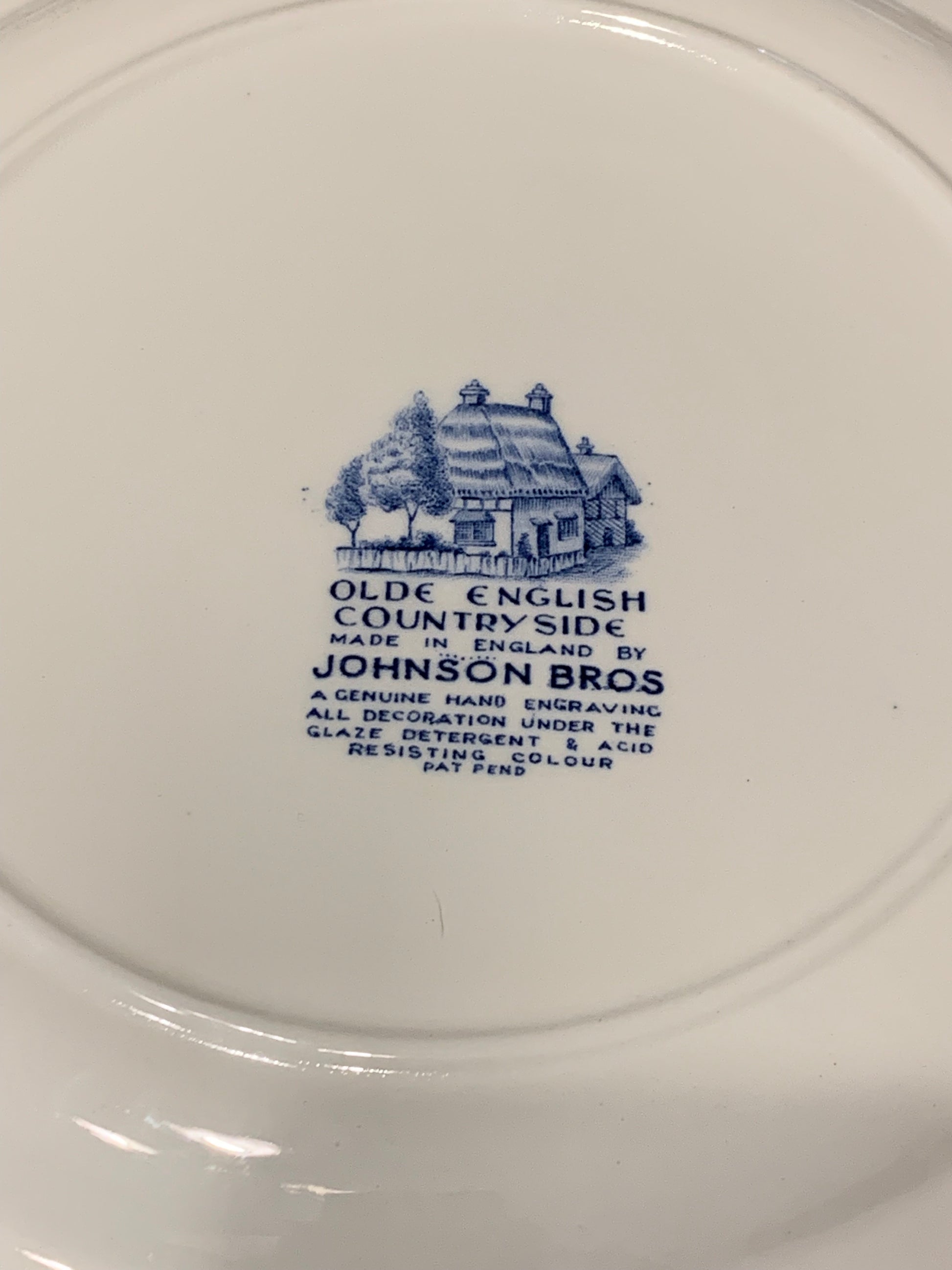 Vintage Johnson Bros Old English serving plate in blue and white porcelain, 32 cm diameter, with hand-painted countryside scene.